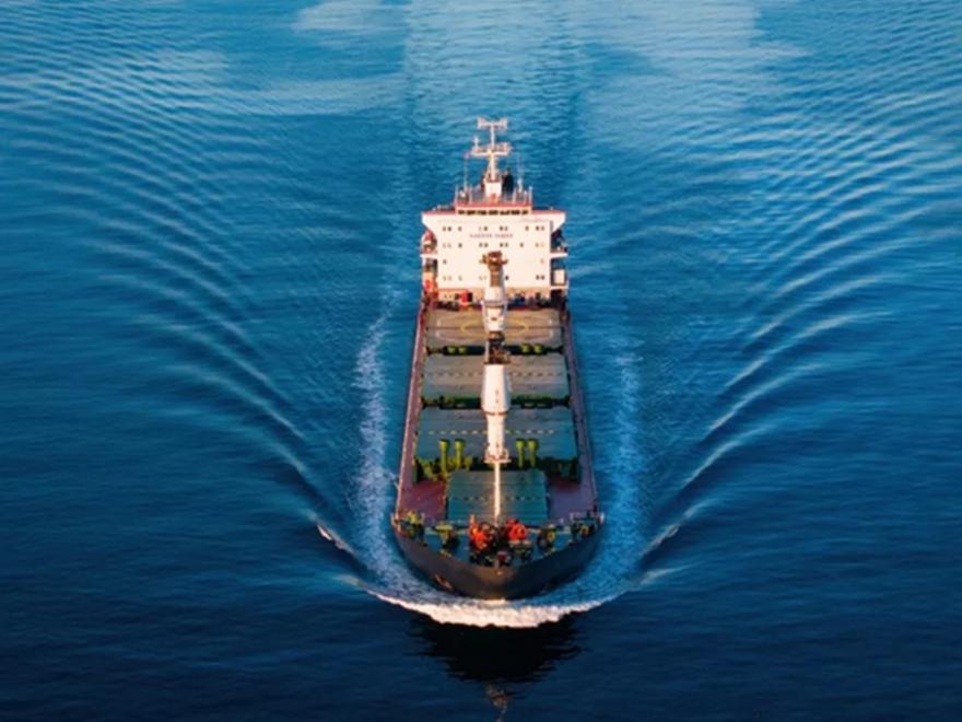 Τρία φορτηγά πλοία επλήγησαν από ύποπτα βλήματα στο Στενό του Ορμούζ - Το ένα ελληνικών συμφερόντων