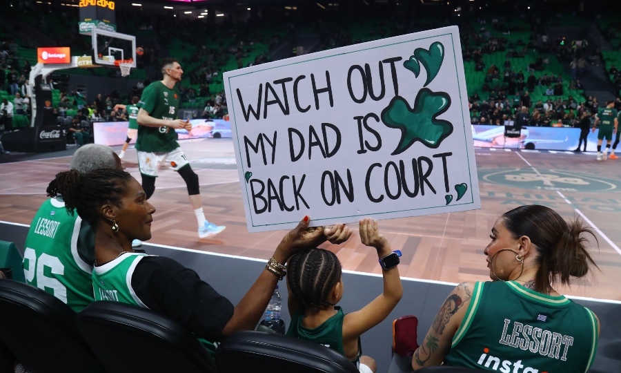 Παναθηναϊκός: Ο γιος του Λεσόρ με πλακάτ για την επιστροφή του πατέρα του στην δράση