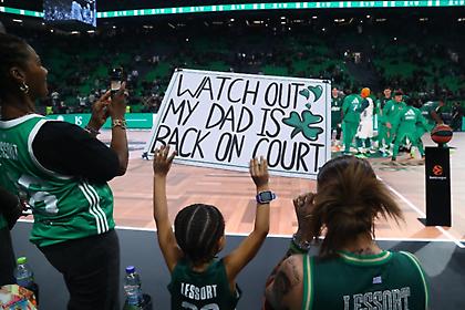 «Προσέξτε, ο μπαμπάς μου επέστρεψε»: Το φοβερό πλακάτ του γιου του Λεσόρ!