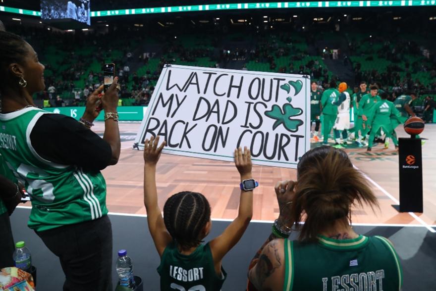 «Προσέξτε, ο μπαμπάς μου επέστρεψε»: Το φοβερό πλακάτ του γιου του Λεσόρ!