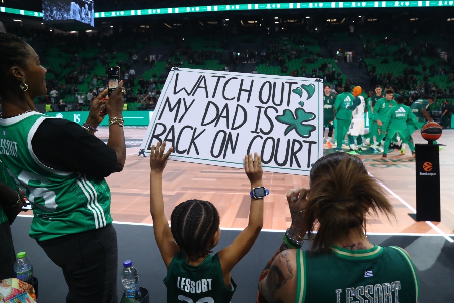 Παναθηναϊκός: Ο γιος του Λεσόρ με πλακάτ για την επιστροφή του πατέρα του στην δράση