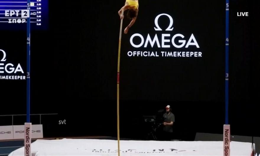 Ο Ντουπλάντις έφτασε τόσο ψηλά που τον... έχασε ο κάμεραμαν!