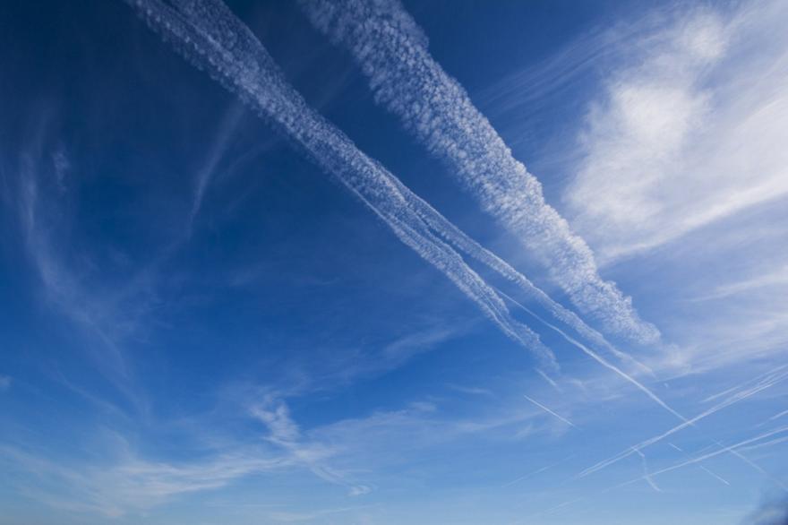 «Μας ψεκάζουν, αλλά δεν μας το λένε» - Το ψυχολογικό προφίλ των ανθρώπων που αναζητούν θεωρίες συνωμοσίας