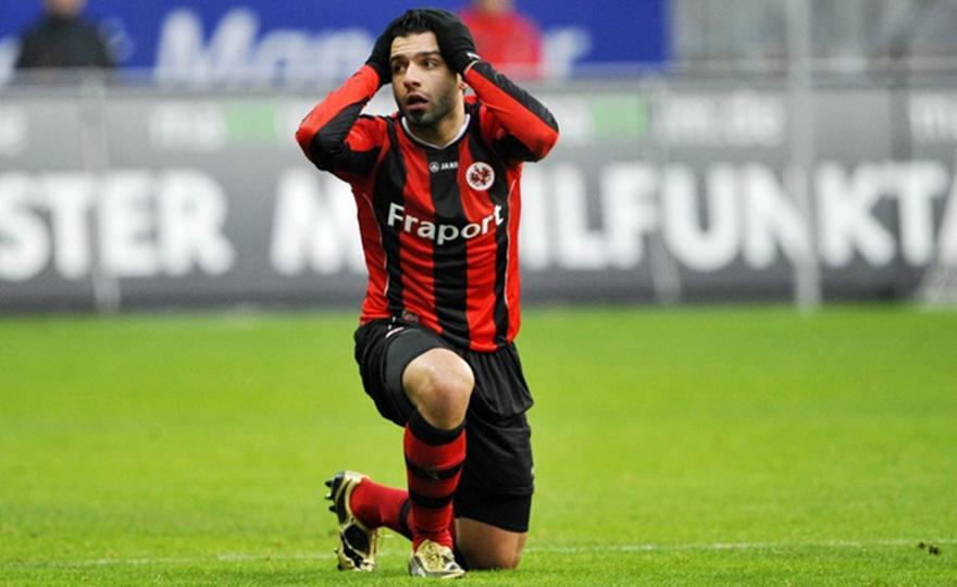 Σαν σήμερα: Ο Τζαβέλλας σκόραρε από απόσταση 73 μέτρων κόντρα στον Νόιερ και... τρέλανε όλη την Bundesliga!