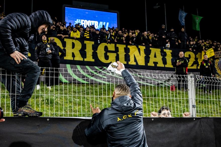 Το πάρτι που έστησαν παίκτες της ΑΕΚ και κόσμος μετά τον θρίαμβο στην έδρα της Τσέλιε