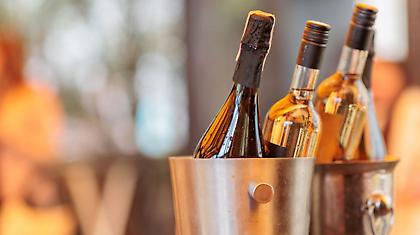 Εμφιαλωμένο ή χύμα κρασί στο εστιατόριο; Τι να επιλέξεις