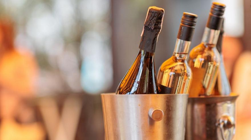 Εμφιαλωμένο ή χύμα κρασί στο εστιατόριο; Τι να επιλέξεις