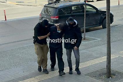 Θεσσαλονίκη: Στα δικαστήρια υπό δρακόντεια μέτρα ασφαλείας ο 23χρονος για τη δολοφονία του 20χρονου