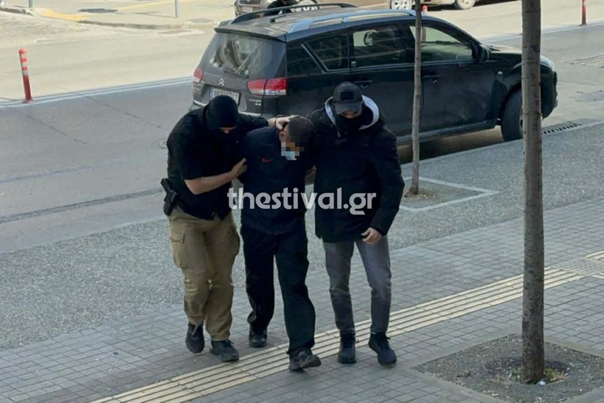 Θεσσαλονίκη: Στα δικαστήρια υπό δρακόντεια μέτρα ασφαλείας ο 23χρονος για τη δολοφονία του 20χρονου