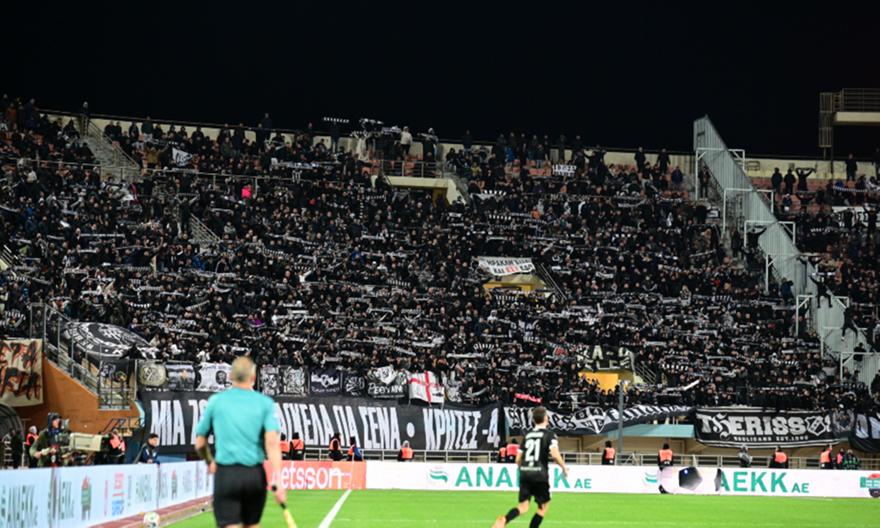 Το πανό των φίλων του ΟΦΗ στο Πραγκρήτιο για τον δολοφονημένο οπαδό του ΠΑΟΚ