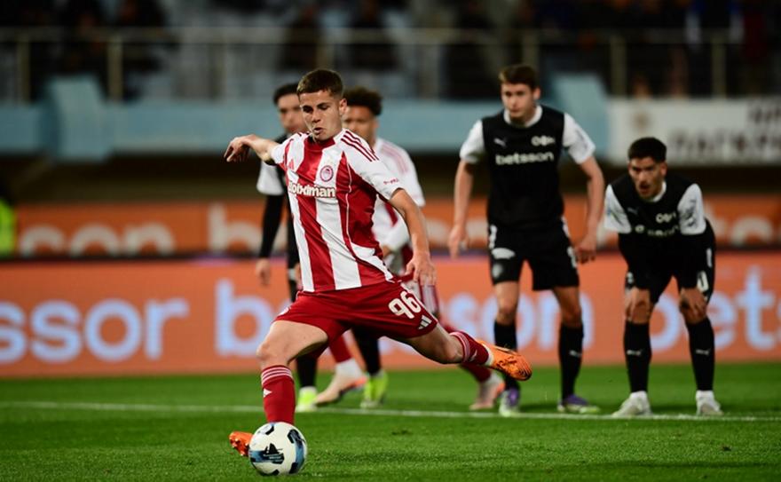 «Πατρική» κίνηση Ταρέμι: Έδωσε το πέναλτι στο Μουζακίτη, το αξιοποίησε για το 3-0 του Ολυμπιακού ο νεαρός