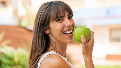 Ένα μήλο την ημέρα τον γιατρό τον κάνει πέρα: Μύθος ή αλήθεια; Τι δείχνουν οι έρευνες