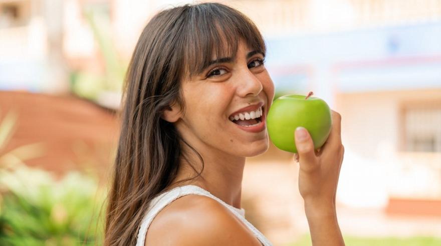 Ένα μήλο την ημέρα τον γιατρό τον κάνει πέρα: Μύθος ή αλήθεια; Τι δείχνουν οι έρευνες