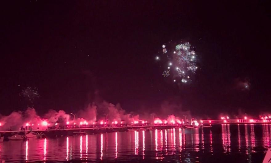 Δεκάδες καπνογόνα στον μώλο της Καλαμάτας πριν από τη φιέστα ανόδου της Μαύρης Θύελλας - Βίντεο του sport-fm.gr