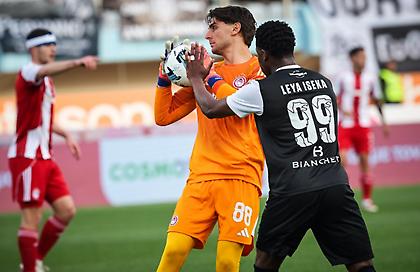 Ολυμπιακός: Η ευκαιρία που κατάλαβε μόνο ο Τζολάκης και τα τάκλιν σε λάθος χρόνο…