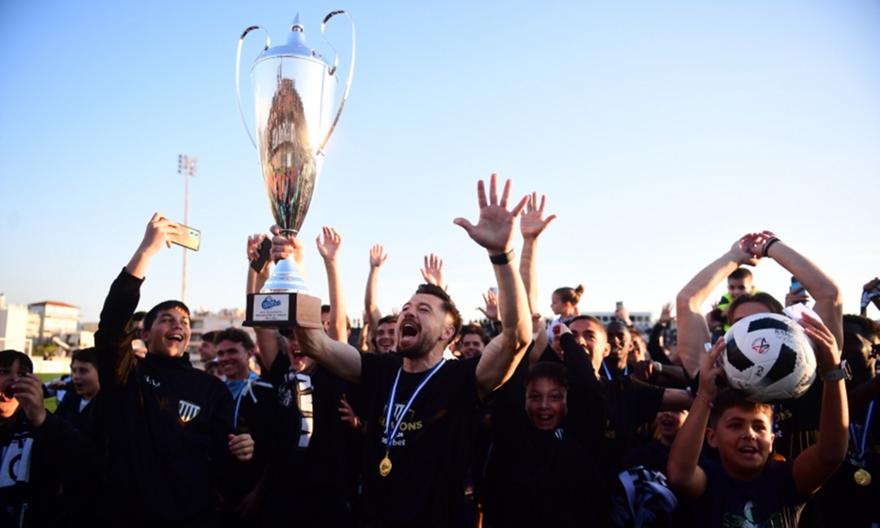 Πανζουρλισμός στη φιέστα της Καλαμάτας για την άνοδο - Σήκωσε την κούπα και ανακοίνωσε πριμ 200.000 ευρώ ο Πρασσάς!