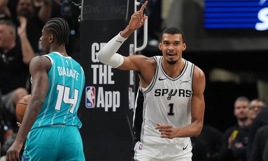 Με σούπερ Γουεμπανιάμα, οι Σπερς καθάρισαν τους Χόρνετς