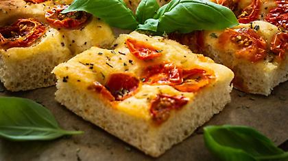 Φοκάτσια με ντοματίνια και βασιλικό