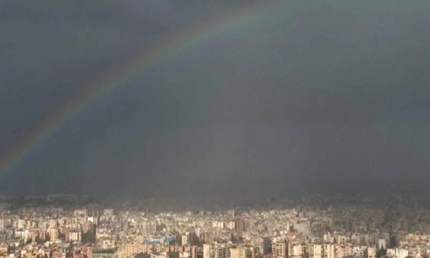 Ουράνιο τόξο πάνω από τη Βηρυτό την ώρα που καπνοί υψώνονται στα νότια προάστια