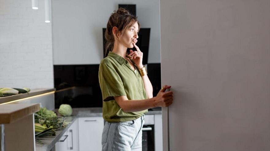 Πείνα ή λιγούρα; Τι συμβαίνει πραγματικά στον εγκέφαλο και πώς να το ξεχωρίσεις