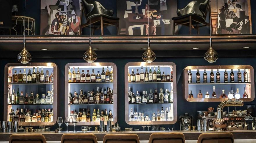 Amber: Ένα λονδρέζικης αισθητικής μπιστρό στην καρδιά της Αθήνας