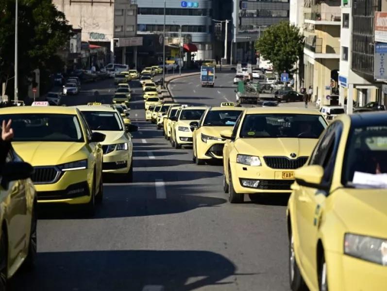 Νέο «χειρόφρενο» από τους οδηγούς ταξί - Απεργία διαρκείας από αύριο Τρίτη αποφάσισε το ΣΑΤΑ