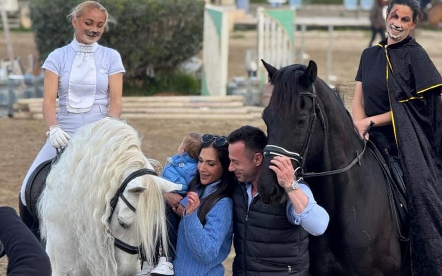 Βούλγαρη: Ο τρελός χορός με τον άντρα της για τον γιο τους και η είσοδος του μικρού με άμαξα!