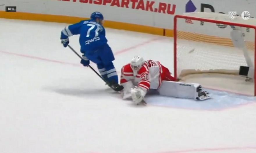 Ασύλληπτο τέρμα αλά... μπάσκετ στο πρωτάθλημα χόκεϊ της Ρωσίας!