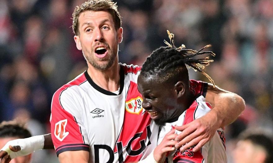 Η ατσάλινη Ράγιο των 10 παικτών σώθηκε στο 94', όμως παραμένει μπλεγμένη και η ΑΕΚ… σημειώνει