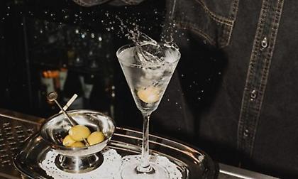 Sips 'n' Guts: Η νέα pub του Πειραιά