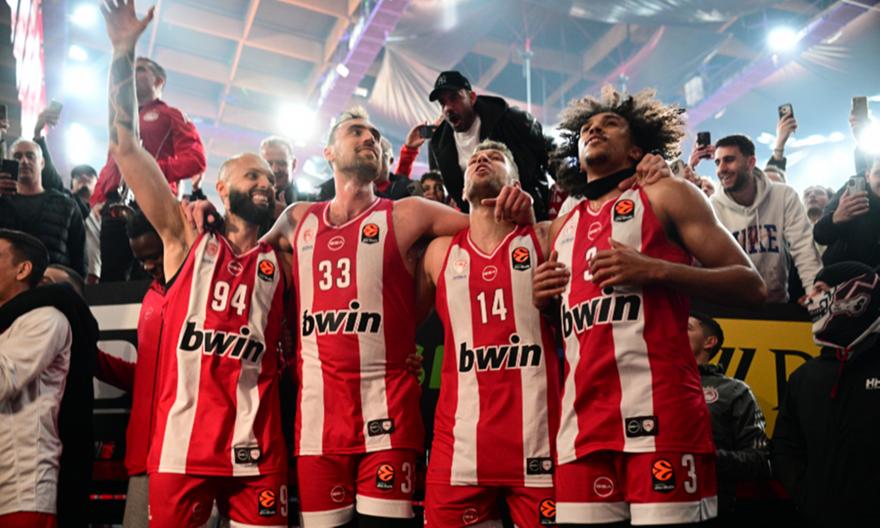 Το σόου του Φουρνιέ και το πάρτι των παικτών με τον κόσμο στο ΣΕΦ, μέσα από την παρακάμερα του Ολυμπιακού