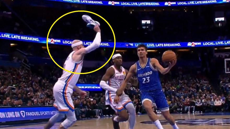 Ο Καρούσο πήγε να κάνει τάπα με το... παπούτσι στο χέρι