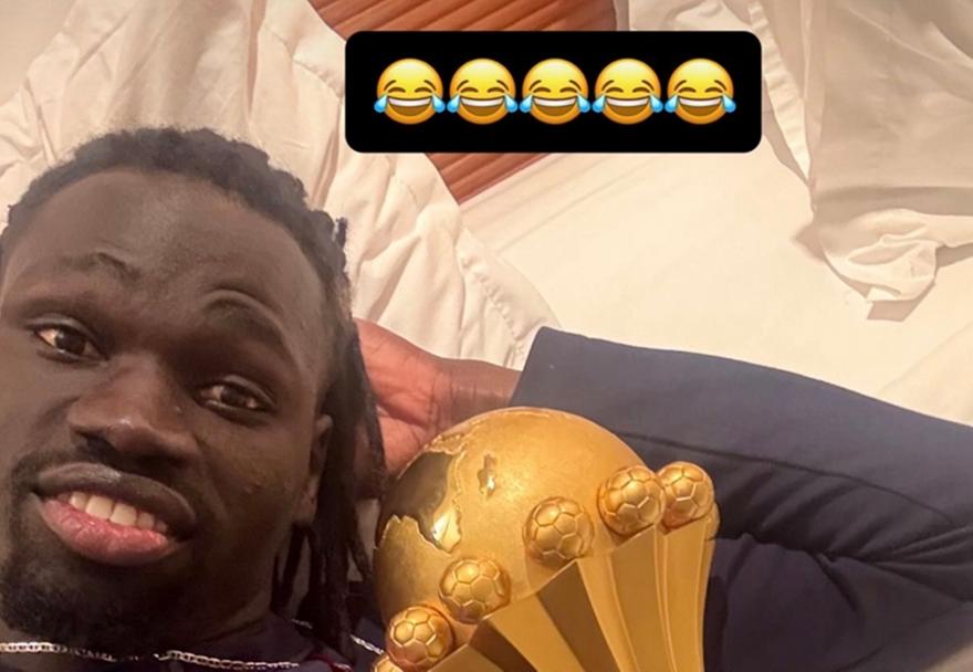 Η αντίδραση των Σενεγαλέζων διεθνών μετά την απόφαση-σοκ: Χαμόγελα, πόζες με το τρόπαιο και… μήνυμα στην CAF!