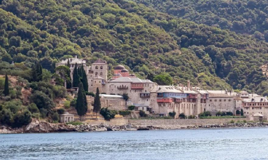 Άγιον Όρος: Μίνι λεωφορείο έπεσε στη θάλασσα στο λιμάνι της Δάφνης - Καλά στην υγεία του ο οδηγός