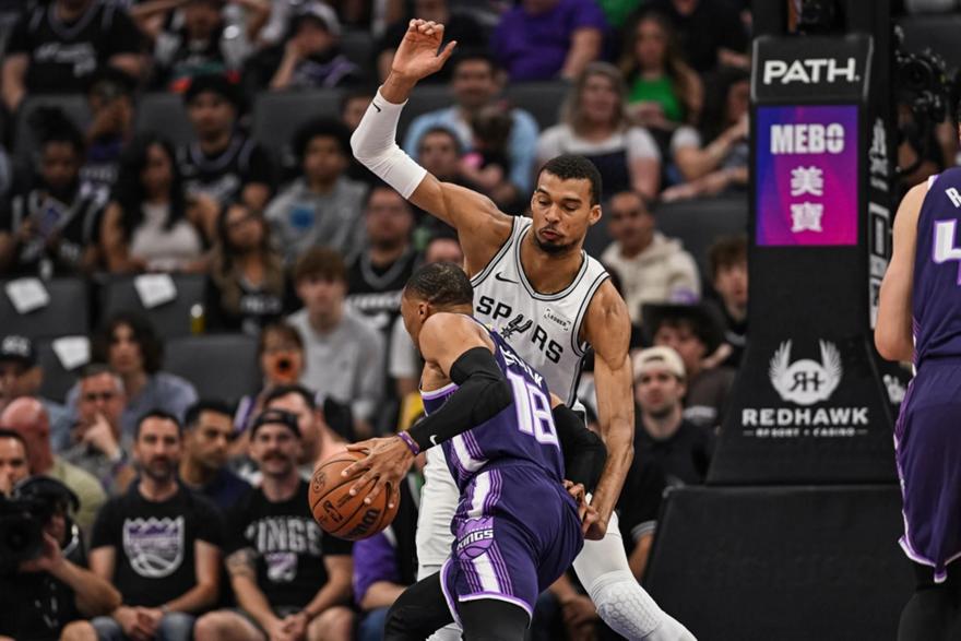 Άνετο «διπλό» για τους Σπερς στο Σακραμέντο με ηγέτη τον Γουεμπανιάμα