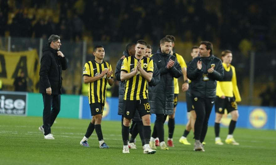 Οι παίκτες της ΑΕΚ στον κόσμο παρά τις αποδοκιμασίες