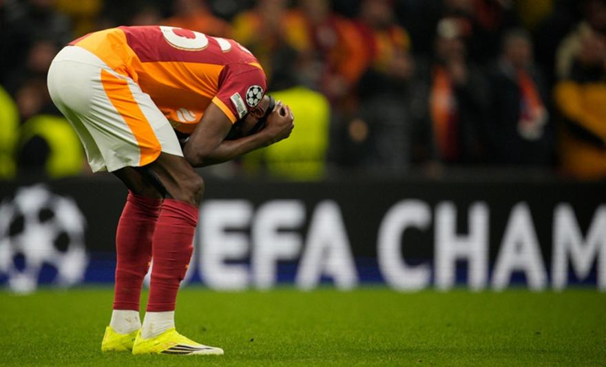 Έπαιξε με σπασμένο χέρι κόντρα στη Λίβερπουλ ο Όσιμεν