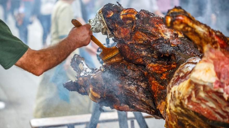 Πόσο θα κοστίσει φέτος το αρνί και το κατσίκι για το πασχαλινό τραπέζι