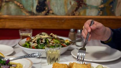 Σαΐτα: Στην ιστορική υπόγεια ταβέρνα της Πλάκας για ανεπανάληπτο μπακαλιάρο σκορδαλιά