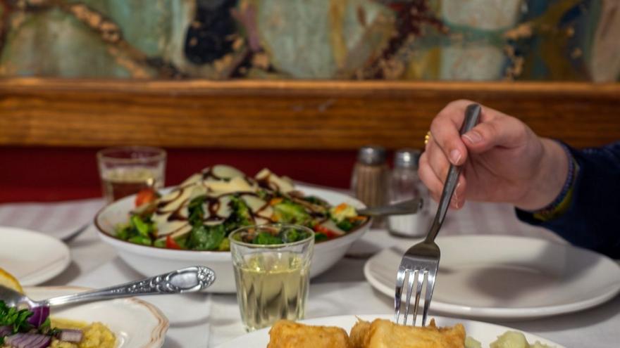 Σαΐτα: Στην ιστορική υπόγεια ταβέρνα της Πλάκας για ανεπανάληπτο μπακαλιάρο σκορδαλιά