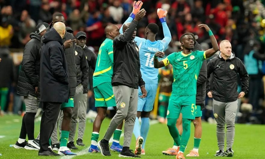 «Επαίσχυντη απόφαση, το ποδόσφαιρο παίζεται στο γήπεδο»: Σφοδρές αντιδράσεις για την αφαίρεση του τίτλου από τη Σενεγάλη