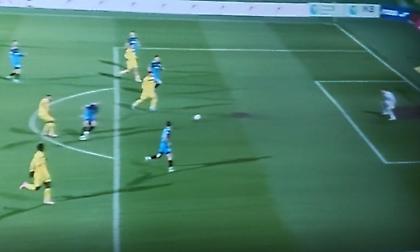 Απίθανο γκολ στην Κροατία, με την μπάλα να βρίσκει σε λακούβα και να ξεγελά τον τερματοφύλακα!