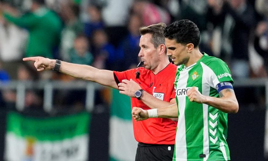 «Εξετάσαμε τη φάση αλλά…» - Η ατάκα του Στίλερ στον Μπακασέτα για το 2ο γκολ της Μπέτις