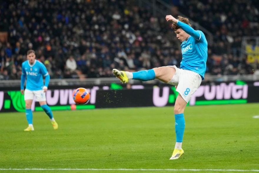 Ο ΜακΤόμινεϊ έκανε τη δουλειά από νωρίς και η Νάπολι καθάρισε την Κάλιαρι