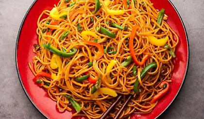 Noodles με πολύχρωμες πιπεριές και πικάντικη σάλτσα (Schezwan noodles)