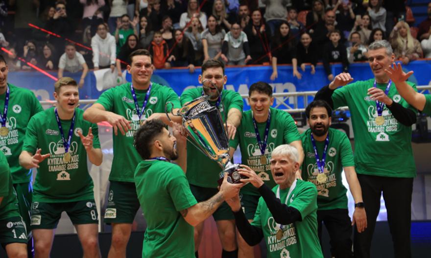 Η απονομή του Κυπέλλου Ελλάδας στον Παναθηναϊκό, με Αγραπιδάκη και Πρωτοψάλτη να σηκώνουν την κούπα!