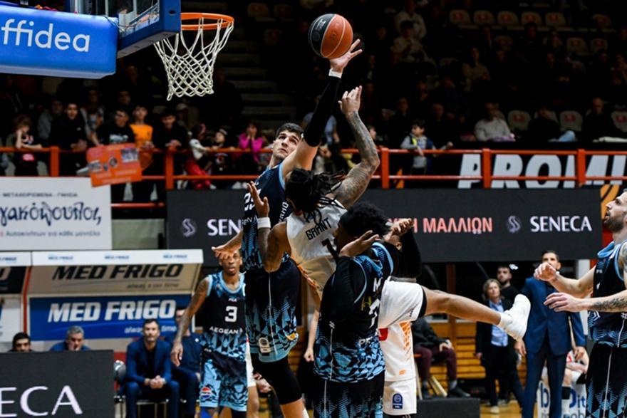 Ισοπέδωσε τον Προμηθέα μέσα στην Πάτρα ο εντυπωσιακός Κολοσσός