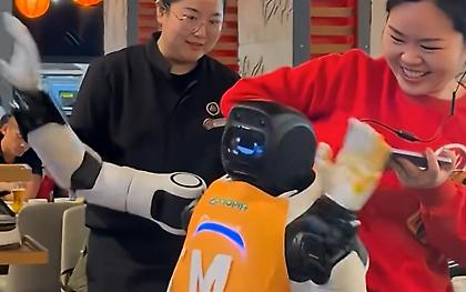 Έβαλαν το ρομπότ σε Celebration Mode και δεν μπορούσαν να το σταματήσουν να χορεύει