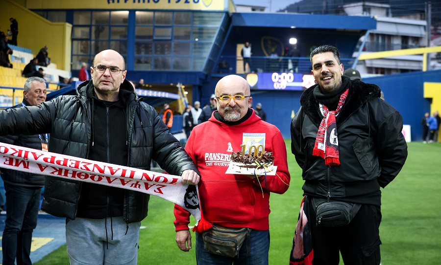 Πανσερραϊκός: Οπαδοί πήγαν τούρτα στους φίλους του Παναιτωλικού για τα 100 χρόνια
