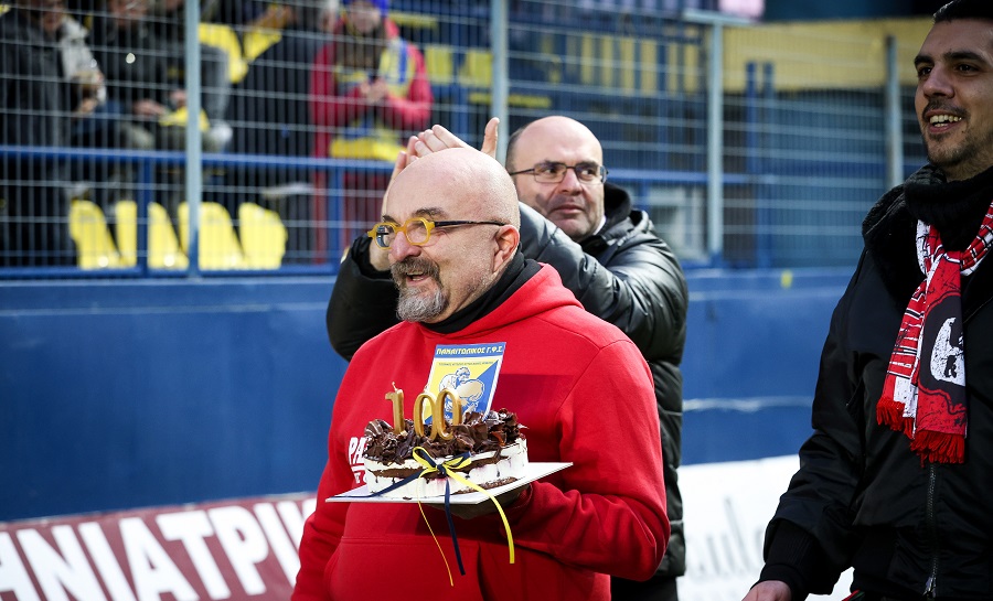 Πανσερραϊκός: Οπαδοί πήγαν τούρτα στους φίλους του Παναιτωλικού για τα 100 χρόνια